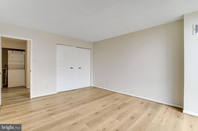 Building Photo - 2300 Pimmit Dr