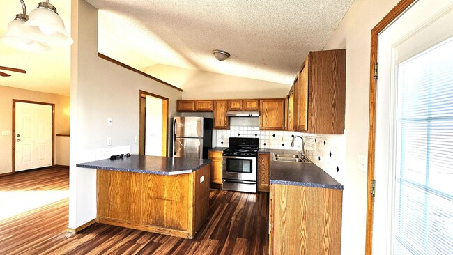 Building Photo - 4 bed, 3 bath Home w/ 2 car garage in Hays...