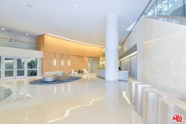 Building Photo - 13600 Marina Pointe Dr