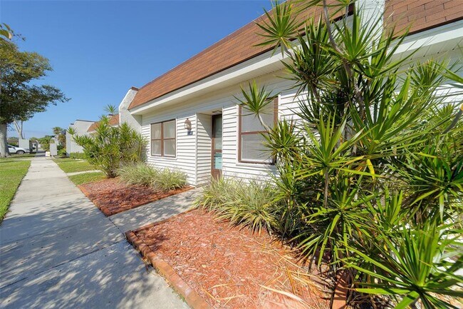 Building Photo - 13827 Mission Oaks Blvd