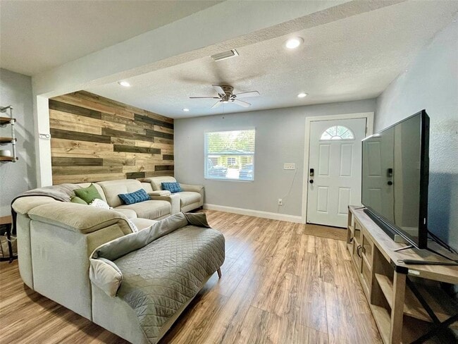 Building Photo - 8310 El Portal Dr