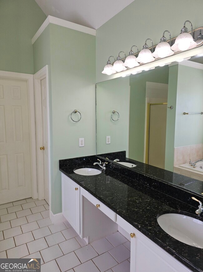 Building Photo - 185 Rock Hill Dr