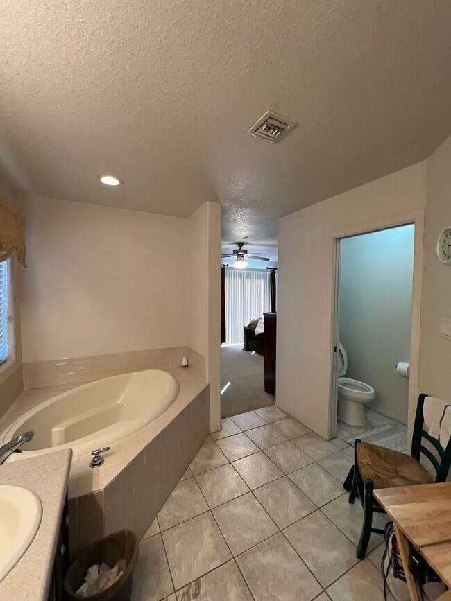 Building Photo - 3 BEDROOM IN WILDFLOWER!