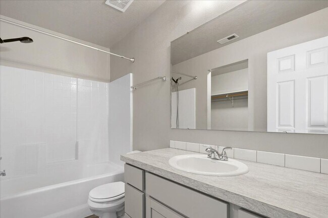 Building Photo - Beautiful Home 3 bed, 2.5 baths - Pet Friendly - Ready Now!