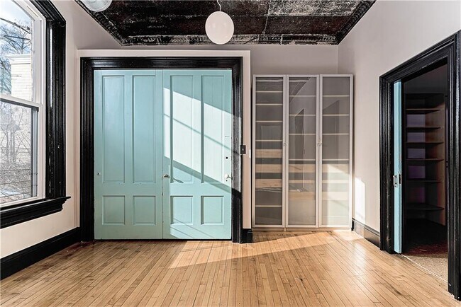 Building Photo - 114 Main St