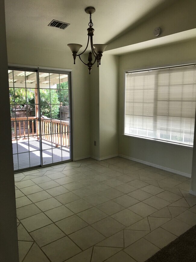 Building Photo - 3 Bedroom 2 Bath home w Garage