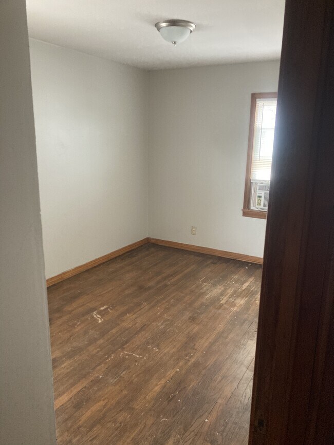 Building Photo - 910 Bell Dr