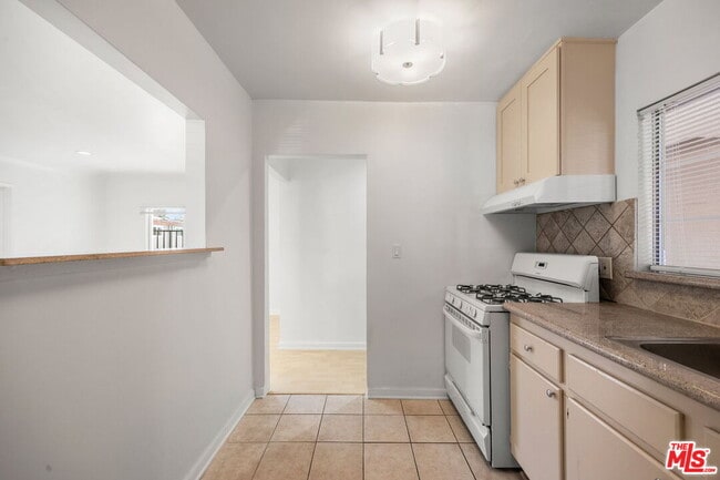 Building Photo - 435 1/2 W Elk Ave