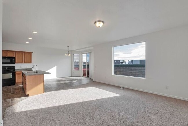 Building Photo - Bright Townhouse in Saratoga Springs w attached 2 car garage