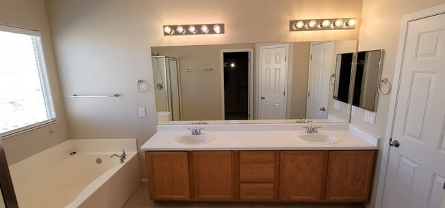 Building Photo - Immaculate 3 Bedroom Home in Aliante