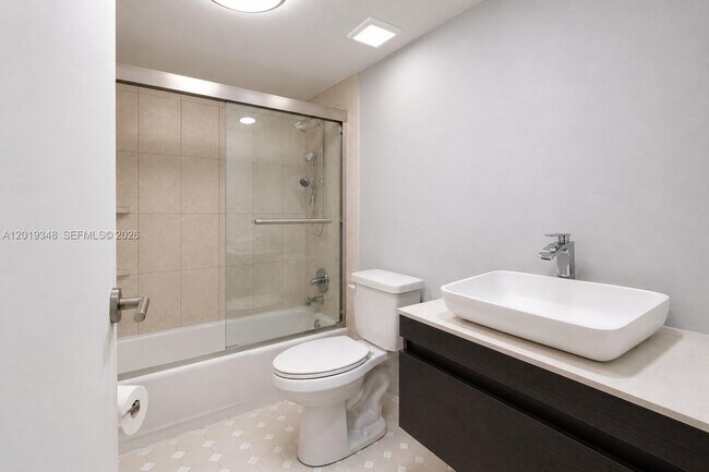 Building Photo - 520 Brickell Key Dr