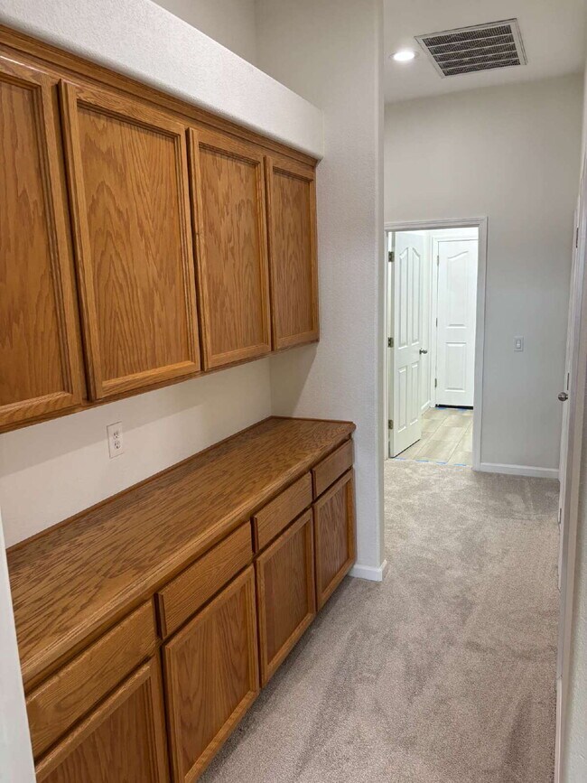 Building Photo - Spacious 4 Bed, 2 Bath Home with 3-Car Garage, Nice Backyard & Pet-Friendly Living
