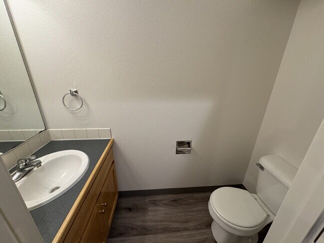 Building Photo - 2 bedroom / 2 bathroom, Duplex unit Close ...