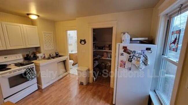 Building Photo - 617 E 8th St