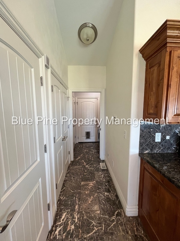 Building Photo - 8426 S Black Hawk Dr