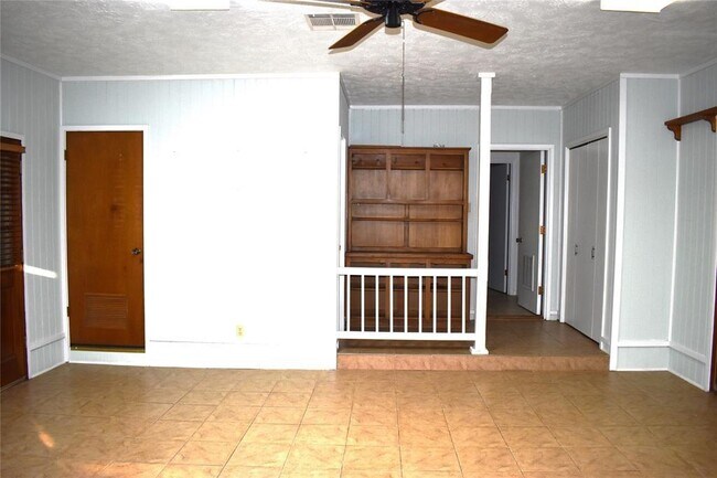 Building Photo - 1901 Mistletoe Ln