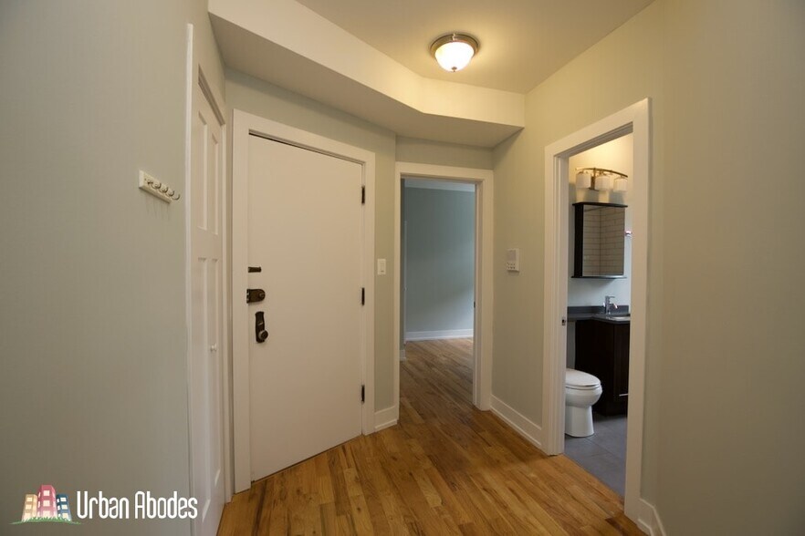 Building Photo - 3908 N Janssen Ave