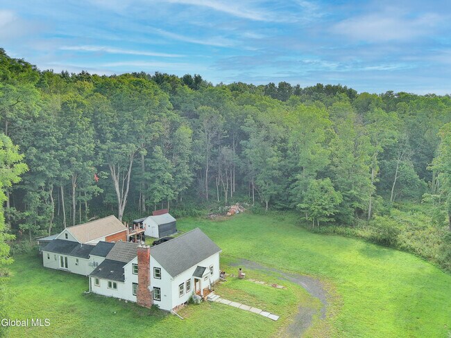 Building Photo - 820 Valley Falls Rd
