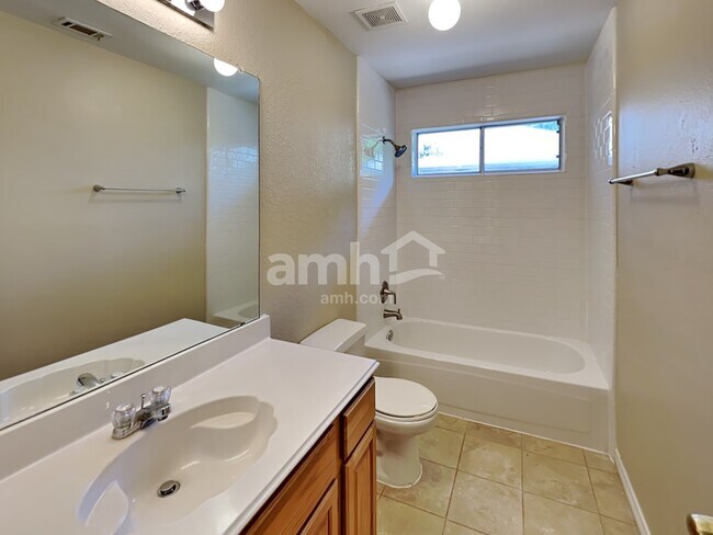 Building Photo - 737 Oak Dale Ave