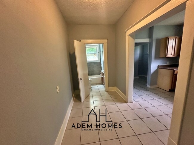 Building Photo - Spacious 2 Bedroom Home in a Central Location!! - (Duplex)