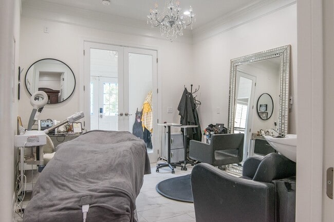 Building Photo - Luxury Living w/ Pool In Brentwood!