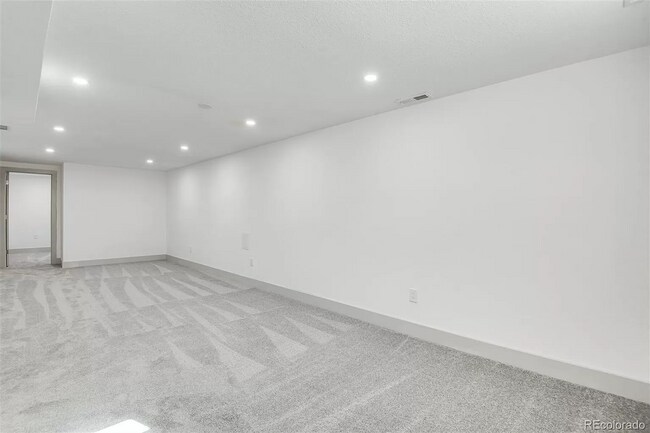 Building Photo - Gorgeous 5 Bedroom 2 1/2 Bathroom Littleto...