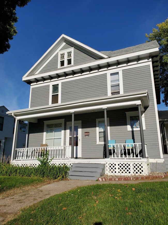 Building Photo - 220 N Prairie Ave