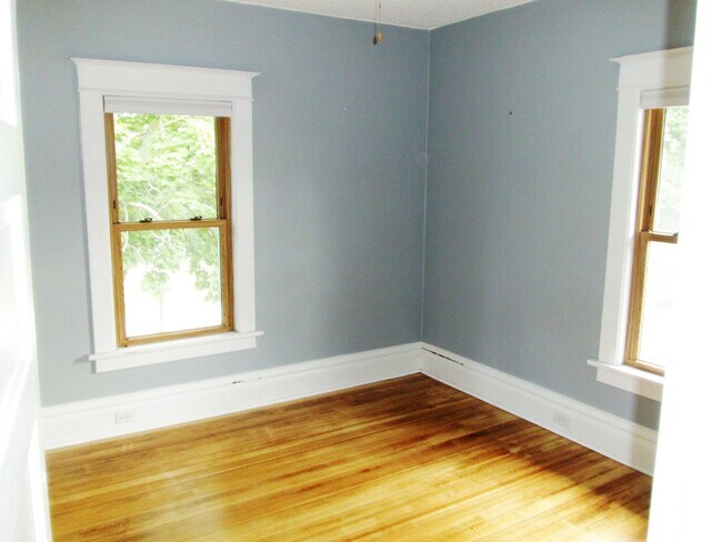 Building Photo - 313 4th Ave NW