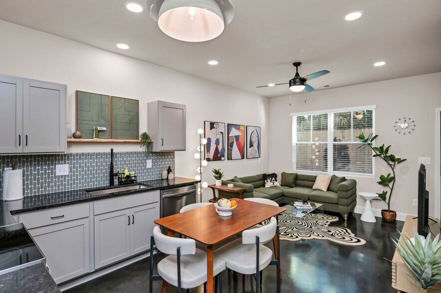 Building Photo - 816 Shull St