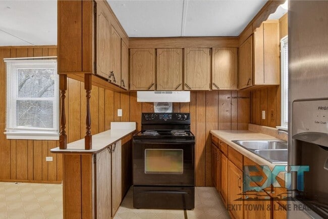 Building Photo - 3 Bedroom, 1 Bath Home Available