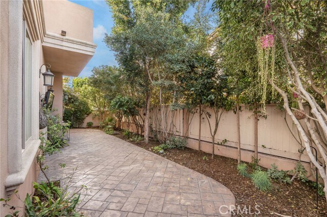 Building Photo - 2005 Robinson St