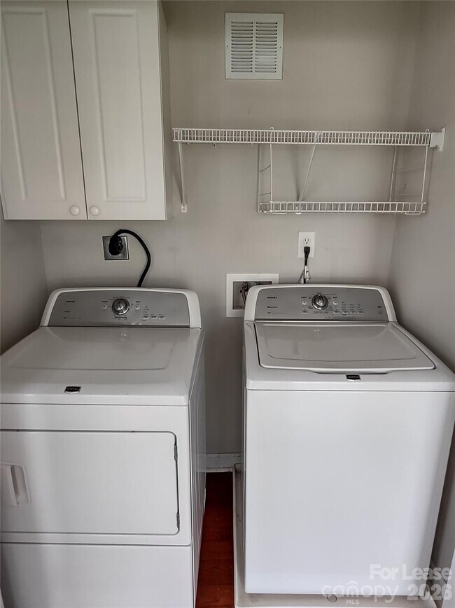 Building Photo - 2004 Magna Ln