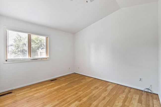 Building Photo - 833 Ponderosa Dr