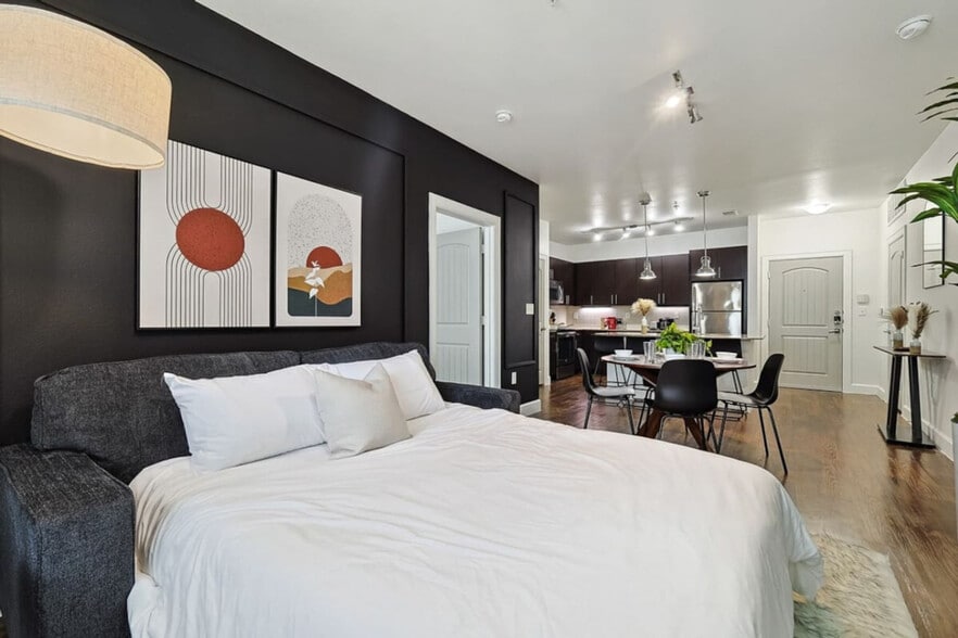 Building Photo - 5752 Town and Country Blvd