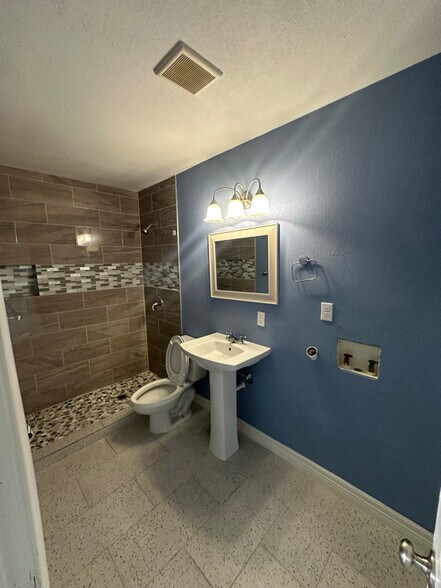 Building Photo - 11203 Belair Dr