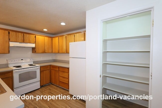 Building Photo - SE 73rd Ave - 3 bedroom townhouse in Mt Scott-Arleta neighborhood