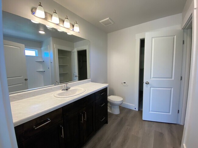 Building Photo - 1403 W Creekside Dr