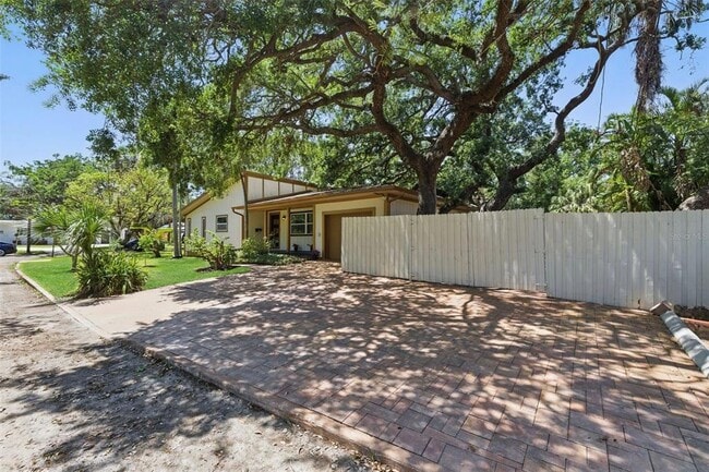 Building Photo - 4926 Camellia Way S