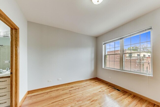 Building Photo - 2032 W Division St
