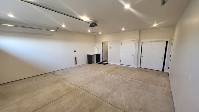 Building Photo - 4 BR/2.5 BA Single-Level home at Trailside