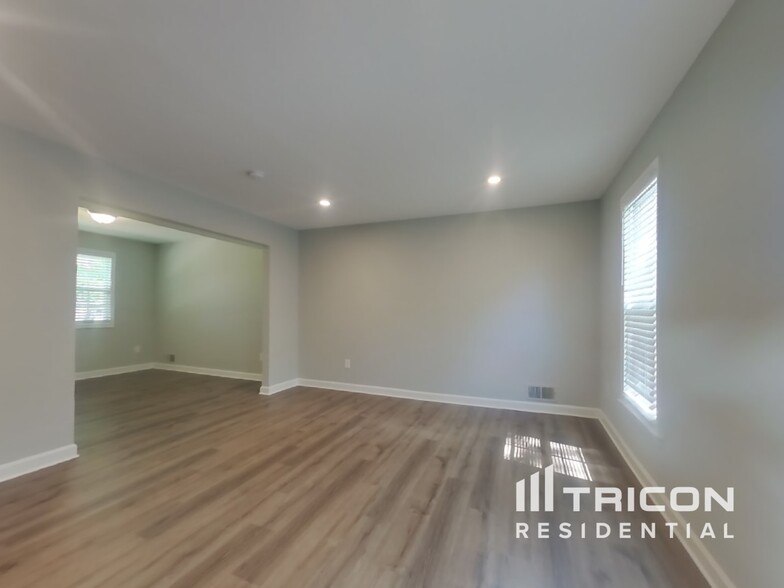 Building Photo - 9414 Victoria Dr