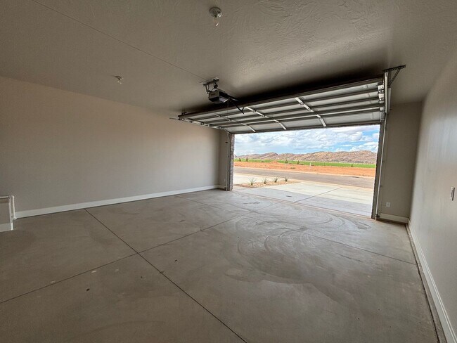 Building Photo - 4 BEDROOM SANDHOLLOW TOWNHOME FOR RENT!