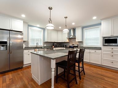Building Photo - Charming 3-Bedroom Historic Home in Downto...