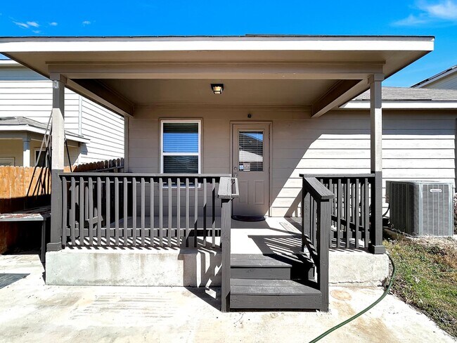 Building Photo - Far West Side 3BR Home with Study, Island Kitchen & Covered Patio