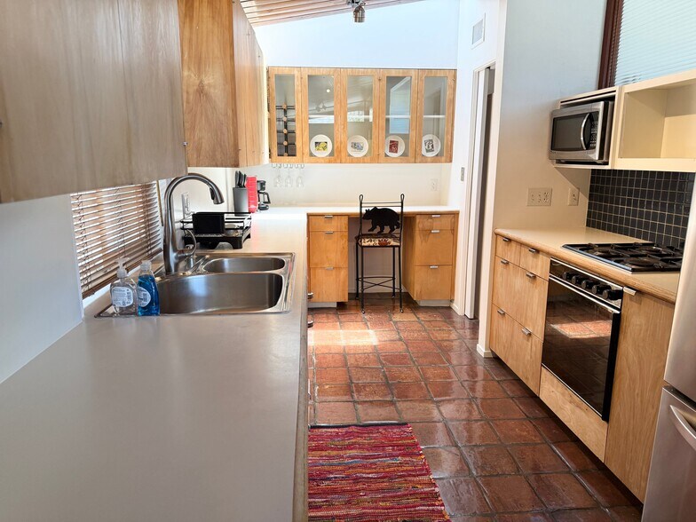 Building Photo - 9000 Stanmoor Dr