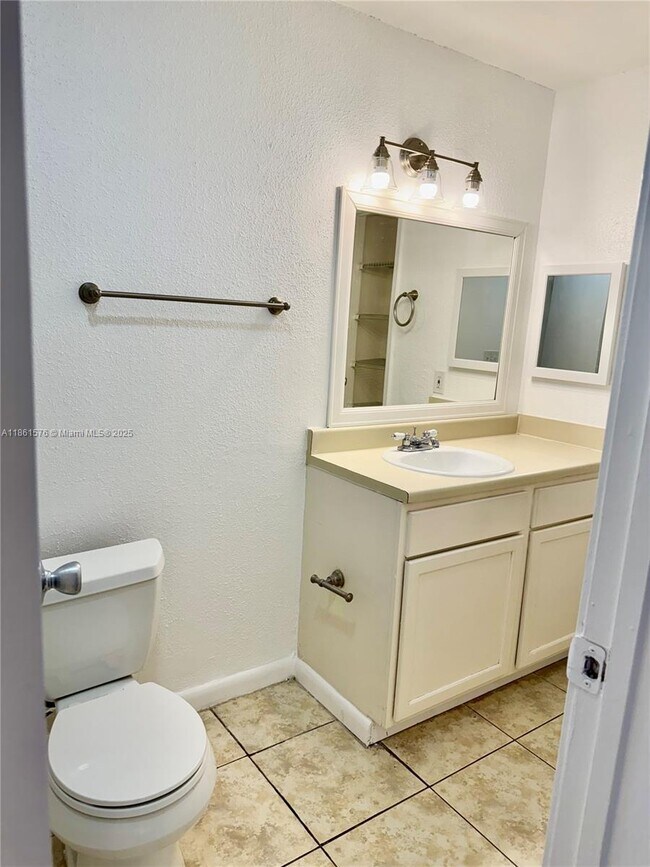 Building Photo - 977 Riverside Dr