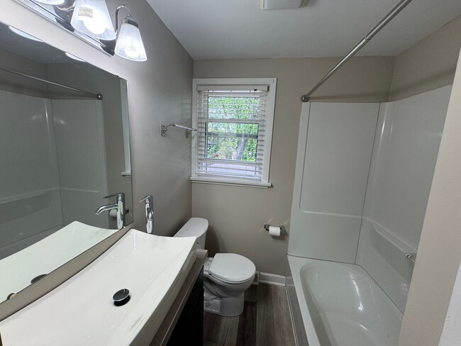 Building Photo - 326 Elm Dr