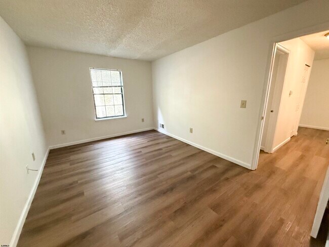 Building Photo - 11 Colonial Ct