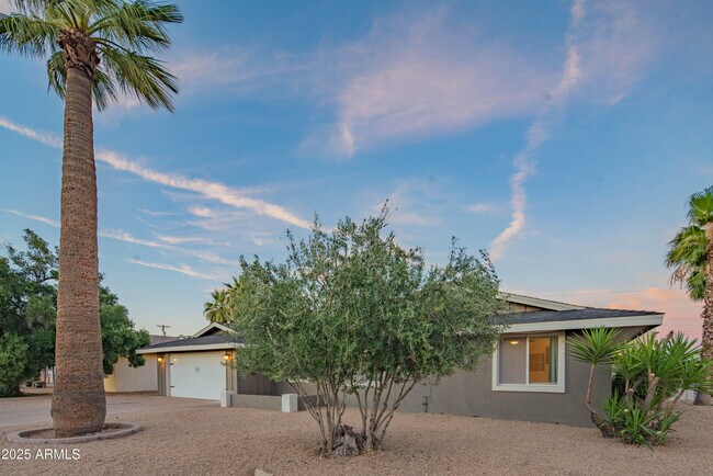 Building Photo - 2101 N 70th Pl
