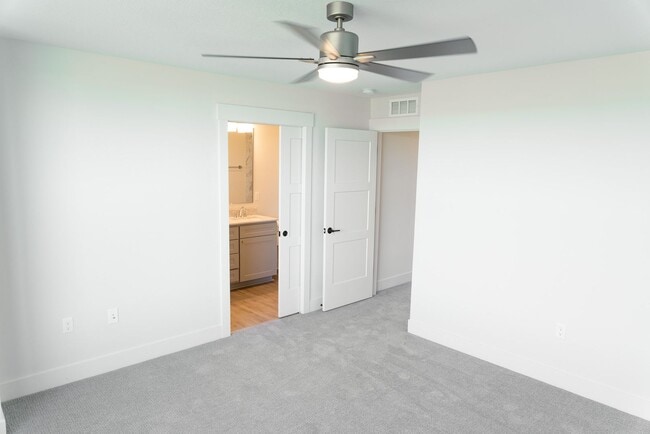 Building Photo - Chautauqua Park Townhomes